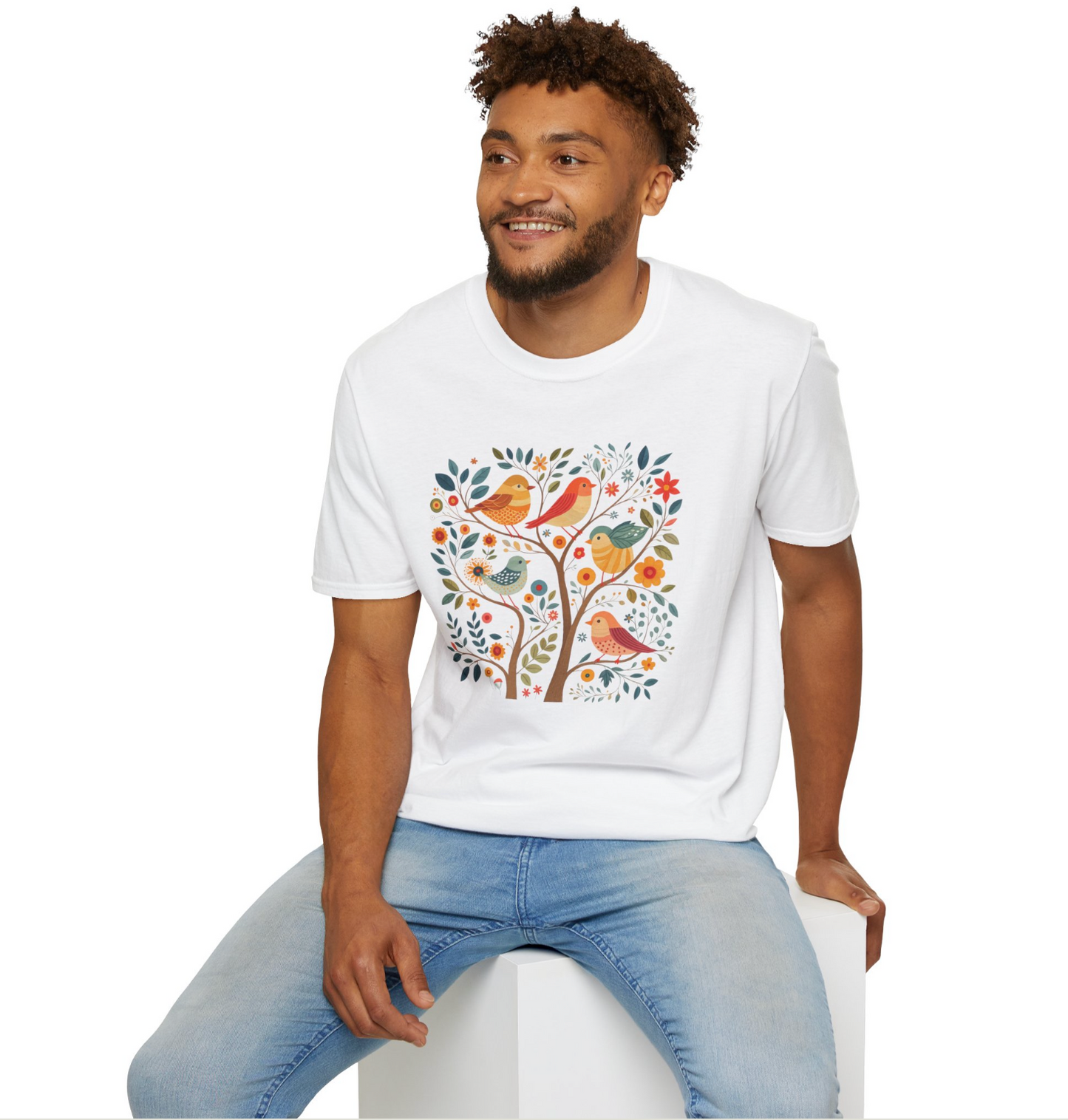 Renkli Kuş Desenli Beyaz Unisex Tişört – %100 Pamuk